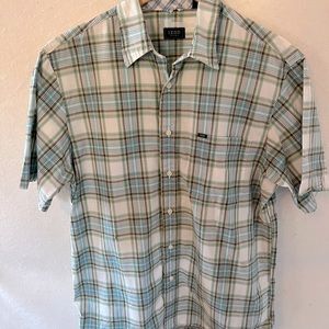 Mens Izod 100% cotton short-sleeved blue plaid shirt.
